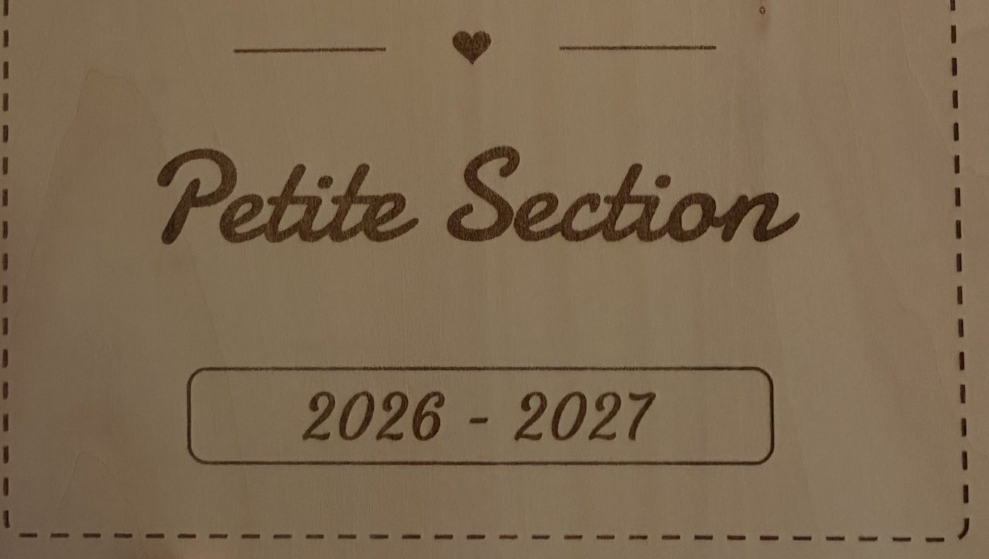 Gros plan d'une gravure laser : « Petite Section 2026 – 2027 »